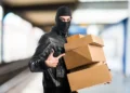 homme cagoule entrain de voler colis client refund lemirak