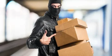 homme cagoule entrain de voler colis client refund lemirak