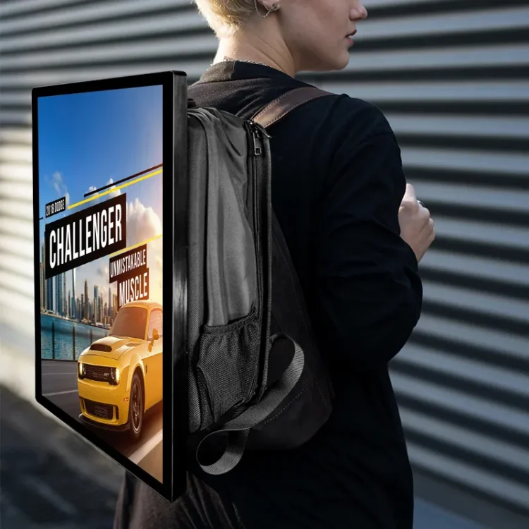 Un homme marchant dans une rue animée, portant un sac à dos équipé d'un écran publicitaire lumineux affichant une publicité pour une marque de café. lemirak